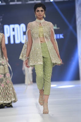 pfdc-loreal-paris-bridal-week-2016-saira-rizwan-lehenga-dresses-collection-16