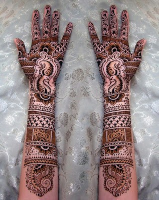 christmas-best-mehndi-designs-on-hands-for-girls-12