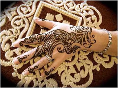 christmas-best-mehndi-designs-on-hands-for-girls-15