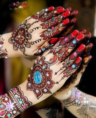 christmas-best-mehndi-designs-on-hands-for-girls-16