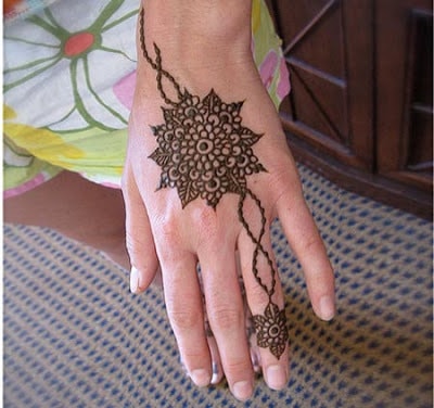 christmas-best-mehndi-designs-on-hands-for-girls-17