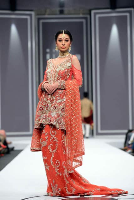 saira-rizwan-bridal-wear-dresses-designs-for-wedding-at-fpw-2016-4