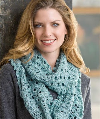Infinity crochet scarf pattern for women