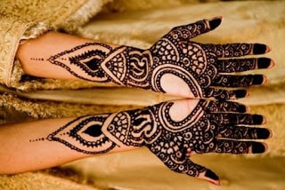 Easy-heart-shaped-mehndi-designs-images-for-hands-12