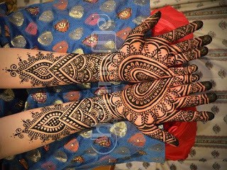 Easy-heart-shaped-mehndi-designs-images-for-hands-3