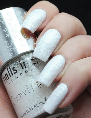 Model-nail-gel-manicure-white-in-effect-snow-ideal-for-winter
