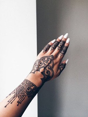 New-and-simple-traditional-eid-mehndi-design-for-hands-9