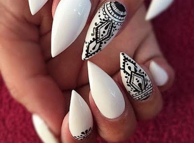 Varnish-white-decoration-in-black-inspiration-tribal-combination-classic-black-and-white