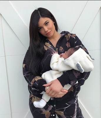 Travis Scott and Kylie Jenner Finally Unveil the Face of Their Daughter Stormi (01)